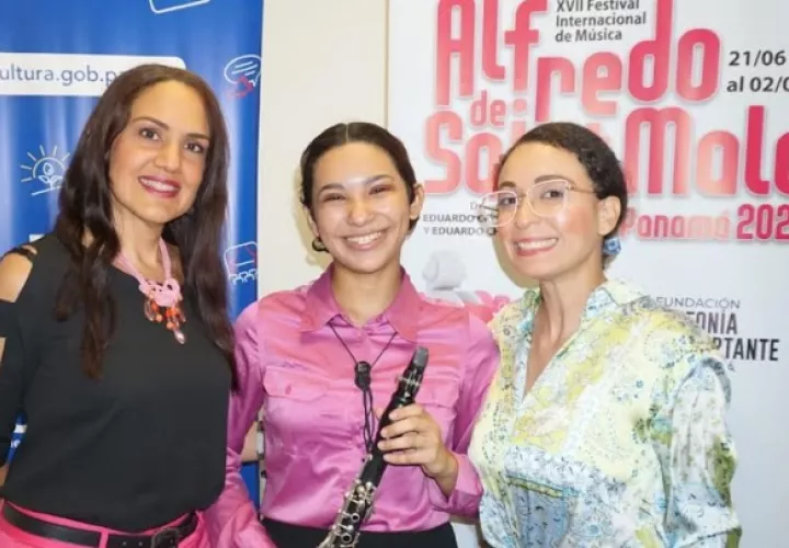 Angelit Escorcia  (Clarinete, becada de FUNSINCOPA) junto a María Judith Jaén y Anny Núñez de la organización del festival. Foto: Cortesía