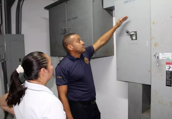 Los inspectores están distribuyendo volantes con la lista de los sistemas y la documentación que debe cumplir toda edificación. Foto: Bomberos
