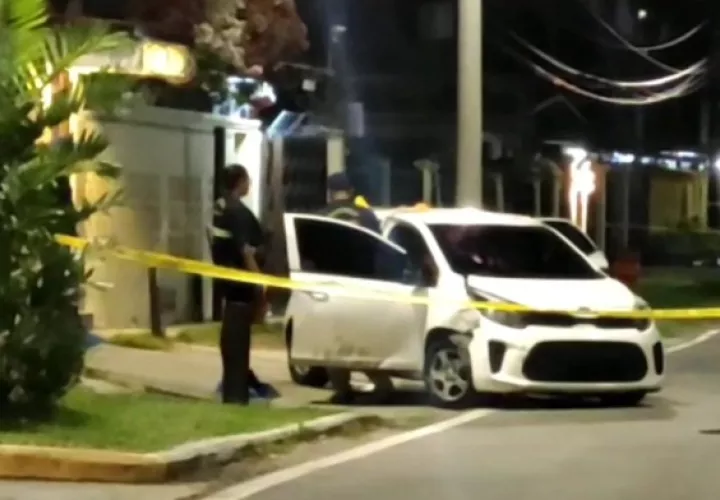 Un hombre fue ultimado dentro de su auto en Parque Lefevre. 