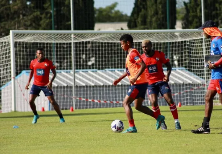 Jorge Dely Valdés (der.) supervisa a los entrenamientos de la selección Sub-23 de Panamá. Foto: Fepafut