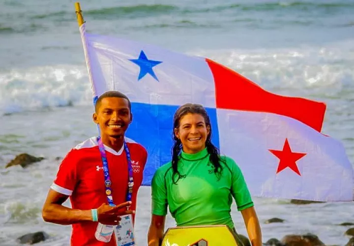 Edwin Núñez (izq.) y Verónica Correa  ganaron oro en sus respectivas pruebas para Panamá en el surf. Foto: COP