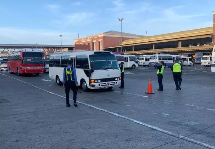 Debido al congestionamiento vehicular en la Gran Terminal Nacional de Transporte en Albrook, los usuarios esperan por un transporte por más de dos horas. Foto. Archivo