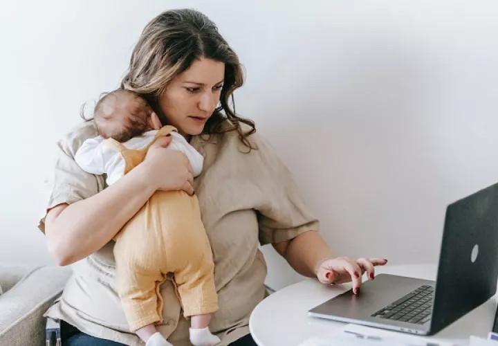 Hoy en día,  los padres pueden estar sentados  tomando una llamada de trabajo mientras comparten con sus hijos. Foto: Pexels