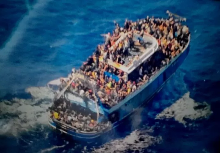 Naufraga barco repleto de migrantes en el Mar Jónico, frente a las costas de Grecia. Foto: Internet