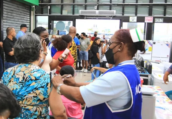 Los adultos mayores son parte de los grupos prioritarios para vacunarse. Foto: Cortesía Minsa