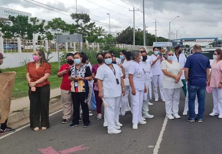 La situación provocó que un grupo de funcionarios, principalmente del área de Enfermería, salieran a las calles. Foto: Thays Dominguez 