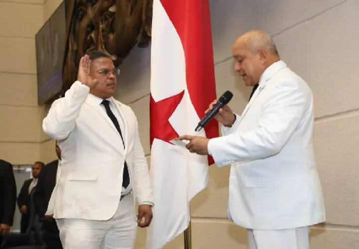 Jaime Vargas jura como nuevo presidente de la Asamblea Nacional de Diputados. Foto, Víctor Arosemena