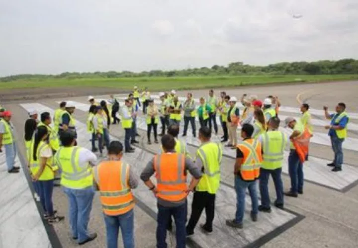 Recorrido de los representantes a las pistas del Aeropuerto de Tocumen. Foto Cortesía