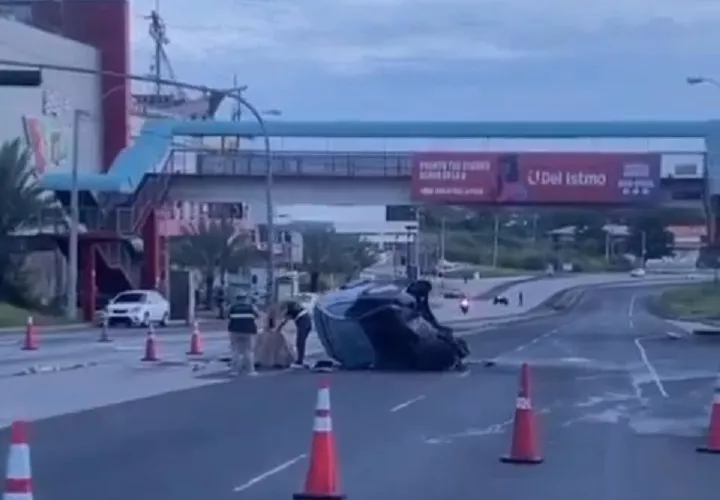 El vehículo colisionó contra la base de concreto de un semáforo y luego se volcó. Foto: Eric A. Montenegro