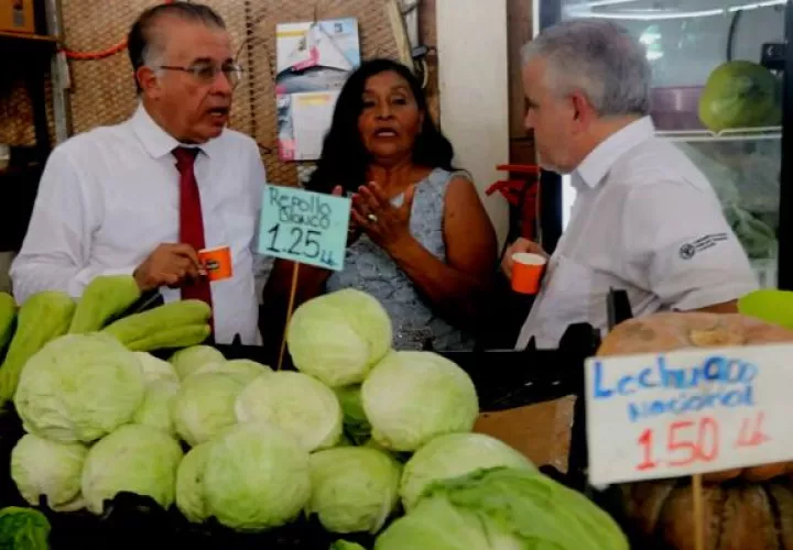 Ministro Augusto Valderrama reacciona a quejas por costos de los alimentos. Foto: Cortesía