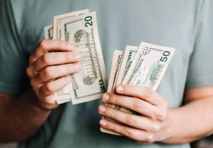 Los representantes ganan actualmente 2,000 dólares al mes. Foto: Pexels