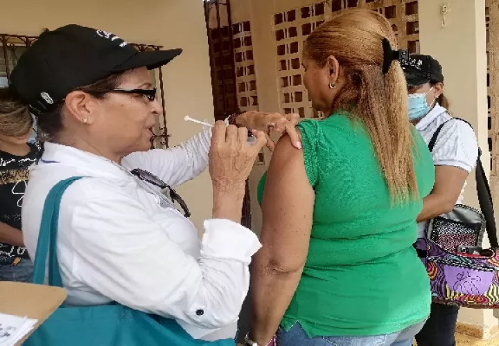 A la fecha ha logrado la colocación de 44,837 dosis contra la Influenza, y se mantienen las jornadas extramuros. Foto. Thays Domínguez