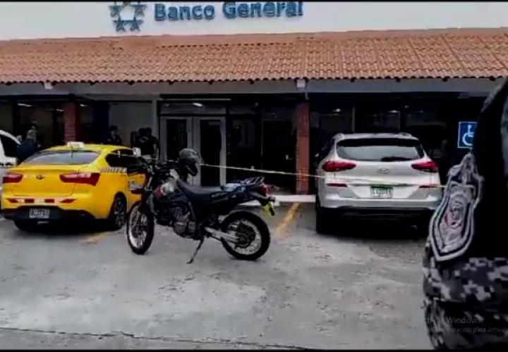 os personas irrumpieron en una de las cajas de la entidad bancaria y se llevaron dinero en efectivo, dijo la Policía Nacional 