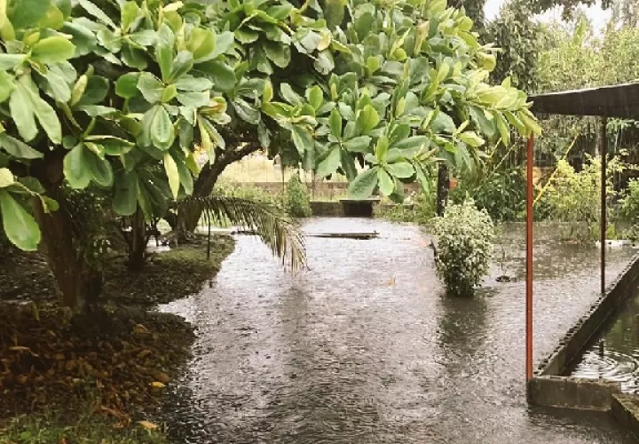 Las inundaciones causaron daños en el centro de salud y un colegio. Foto. Sinaproc