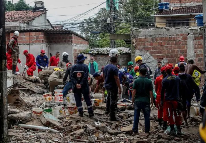 Se derrumba edificio residencial en la ciudad brasileña de Paulista (noreste). Foto: EFE