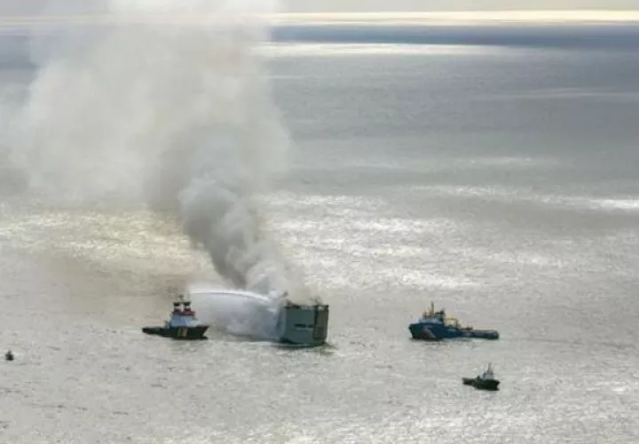 Trabajos de extinción del incendio desatado en el buque de carga Fremantle en el Mar del Norte. Foto: EFE