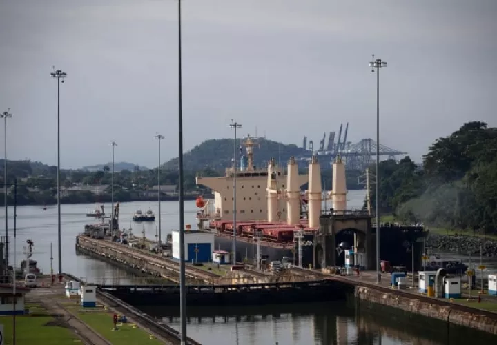Un buque transita por las esclusas de Miraflores en el Canal de Panamá. EFE