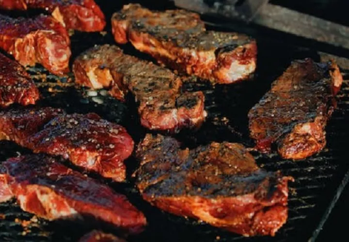 Expertos recuerdan que la carne de res deja una enorme huella de carbono. Foto: Pexels