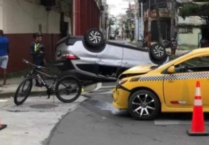 vehículo sedán quedó con las llantas hacia arriba. Foto: Diomedes Sánchez 