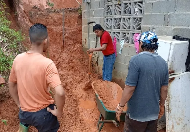 Los vecinos del lugar ayudaron a las familias afectadas por el alud de tierra. Foto. Diomedes Sánchez