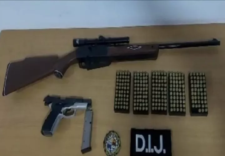 Durante el allanamiento las autoridades lograron incautar tres armas de fuego y gran cantidad de municiones. Foto. Proteger y Servir