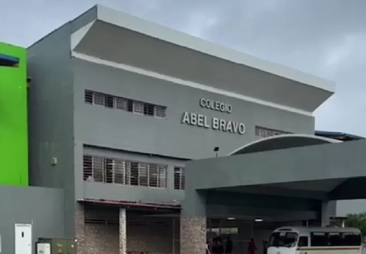 En el salón de clases había 30 estudiantes de cuarto año, pero se conoció que se investiga a uno de ellos, el cual se sospecha llevó el arma al colegio. Foto. Diomedes Sánchez