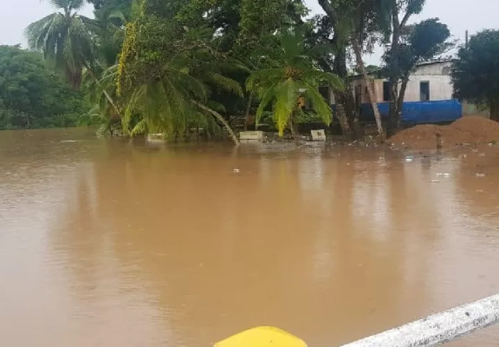 Unas 15 residencias resultaron afectadas por el ingreso de agua. Foto. Diomedes Sánchez
