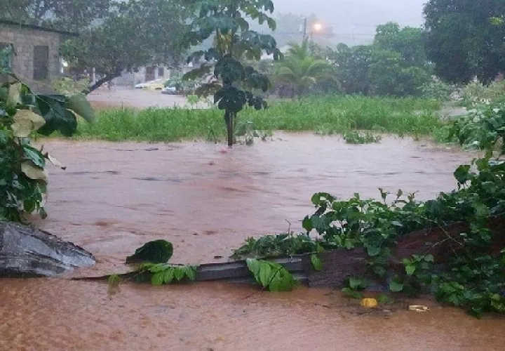 Las lluvias van a continuar en la provincia de Colón, de allí que alertó a las personas que extremen las medidas de seguridad. Foto. Diomedes Sánchez