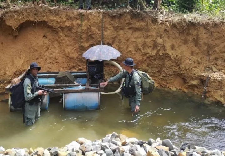 En el área a orillas de este río de este municipio colonense, se encontraron seis motobombas, dos motosierras, y un arma de fuego, tipo escopeta. Foto, Cortesía Policía Nacional