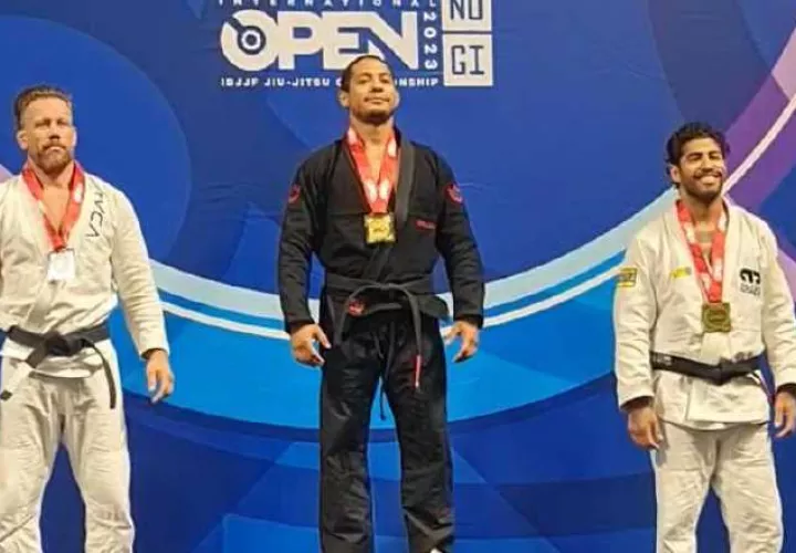 El panameño David Beluche en lo más alto del podio. Foto: Cortesía