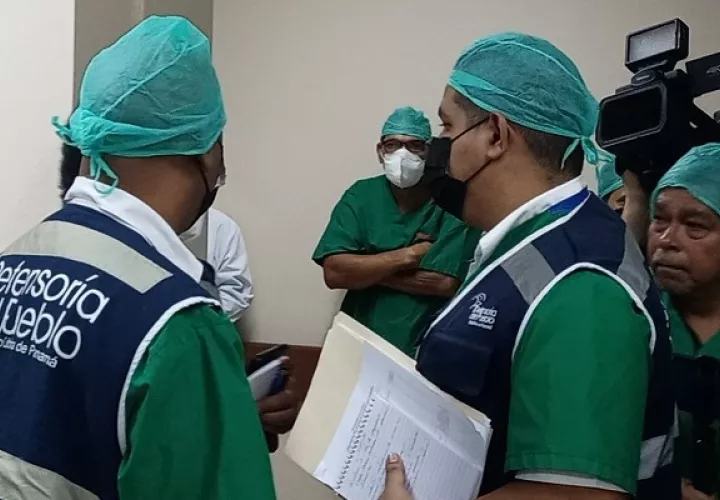 El Defensor del Pueblo, Eduardo Leblanc, inspeccionó los 5 quirófanos del Hospita Nicolás A. Solano. Foto: Eric A. Montenegro,