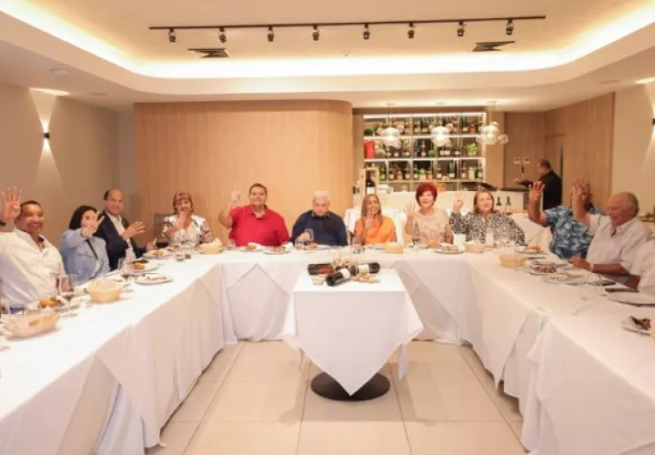 Los diputados se reunieron con el candidato presidencial Ricardo Martinelli. Foto: Cortesía 