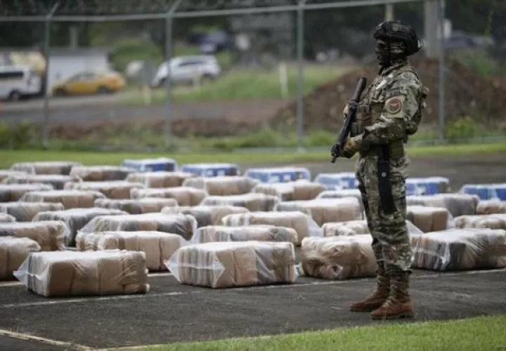 Agentes del Servicio Nacional Aeronaval (Senan) muestran paquetes de droga decomisados. Foto: EFE
