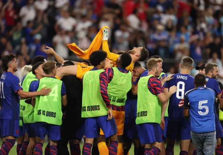 El portero Matt Turner de Estados Unidos es cargado por sus compañeros de equipo. Foto: EFE
