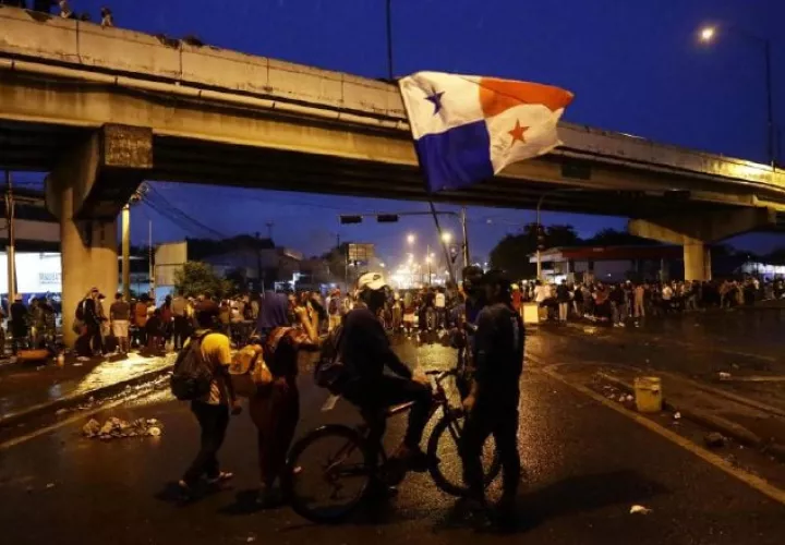 El puente de Santiago se convirtió en un ícono en medio de las manifestaciones registradas en julio de 2022. Foto: EFE