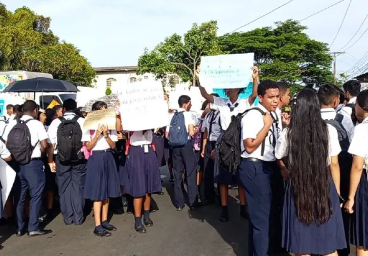 Los estudiantes del Colegio Moisés Castillo Ocaña protestaron pacíficamente. Foto: Eric Montenegro