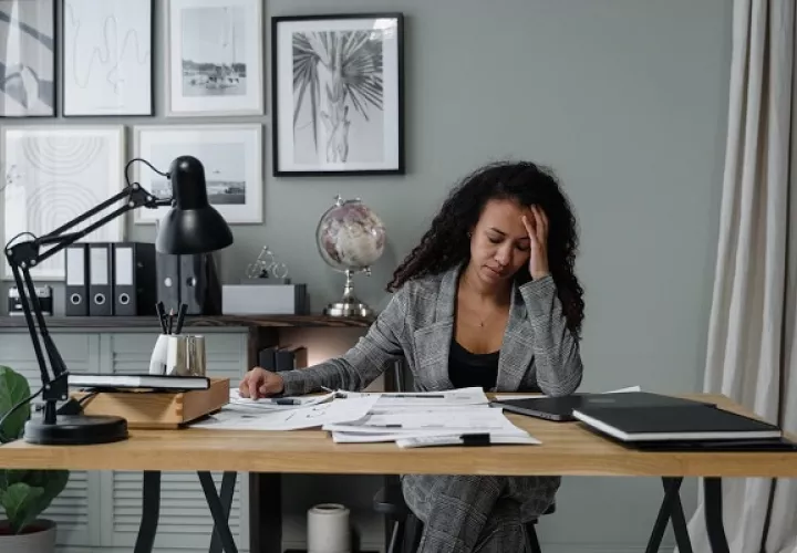 Una persona con estrés laboral  no puede dar su 100%. Foto: Pexels