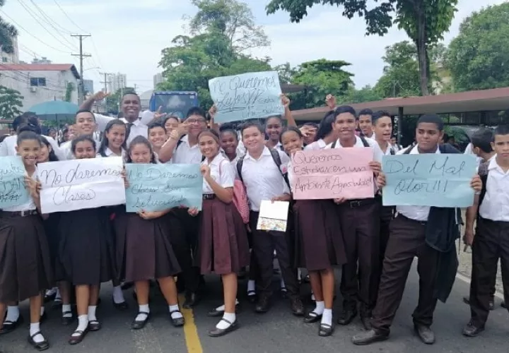 No solo los estudiantes del colegio José Dolores Moscote, en la capital, salieron  las calles, también lo hicieron alumnos en el Oeste. Foto: Tomada de Internet