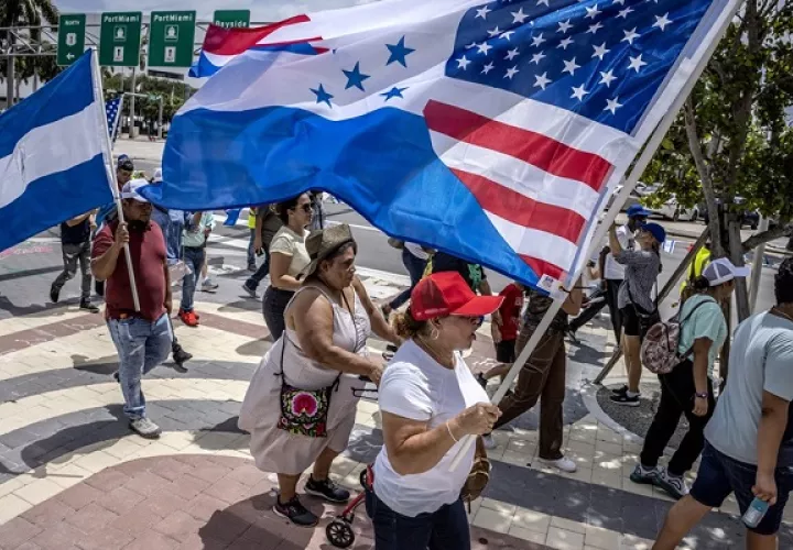 Activistas de inmigración asisten a una marcha contra la ley SB 1718 en el centro de Miami, Florida. Foto: EFE