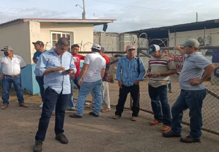 Los exfuncionarios protestaron frente a las instalaciones del Miviot. Foto. Thays Domínguez