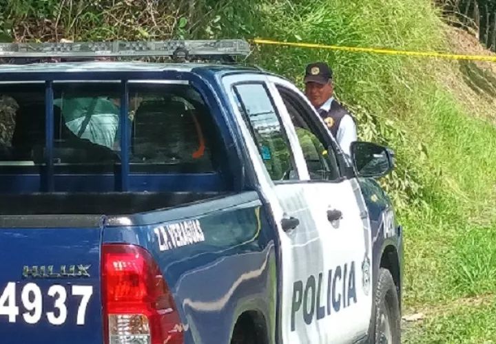 Criminalística y la Policía Nacional se desplazaron al lugar donde se ubicó el cadáver. Foto: Melquiades Vásquez 