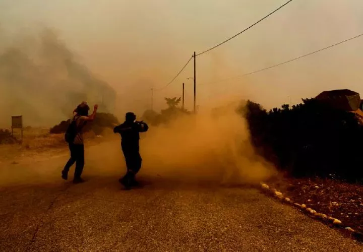 Grecia sigue luchando por controlar los incendios en Rodas, Corfú y Eubea. Foto: EFE