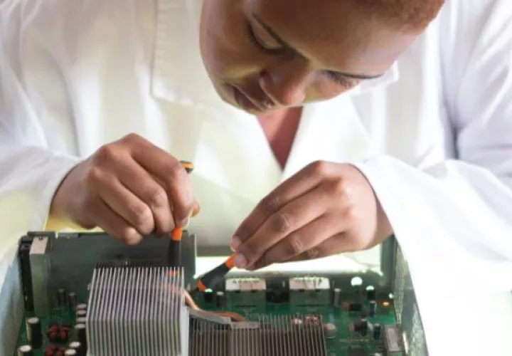 La industria de semiconductores es altamente intensiva en mano de obra calificada. Foto: Pexels