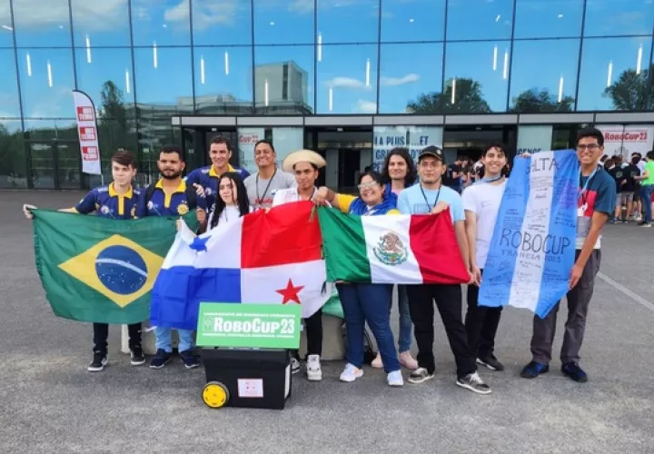 Los jóvenes desarrollaron sus destrezas en robótica. Foto: Cortesía Senacyt