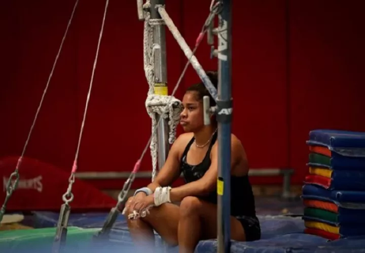 La gimnasta panameña Karla Navas participa en un entrenamiento en el No Limits Gymnastics Panamá. Foto: EFE / Bienvenido Velasco