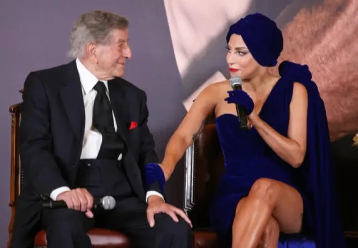 Lady Gaga (d) junto al fallecido artista Tony Bennett (i). Foto: EFE / EPA / Julien Warnand