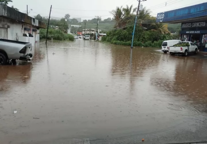 En el país se encuentra el paso de la onda tropical número 12. Foto / Eric Montenegro.