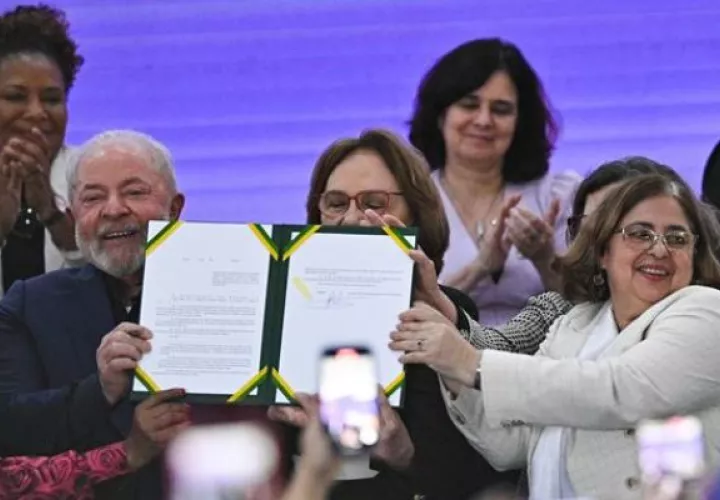 El presidente de Brasil, Luiz Inácio Lula da Silva, posa junto a la ministra de las Mujeres, Cida Gonçalves (d). Foto: EFE