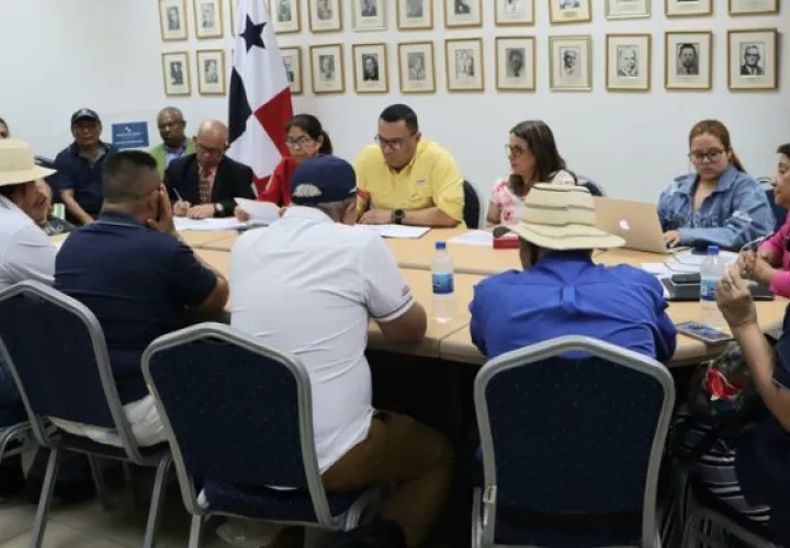 Docentes y representantes de los planteles educativos se reunieron con Meduca. Foto: Cortesía