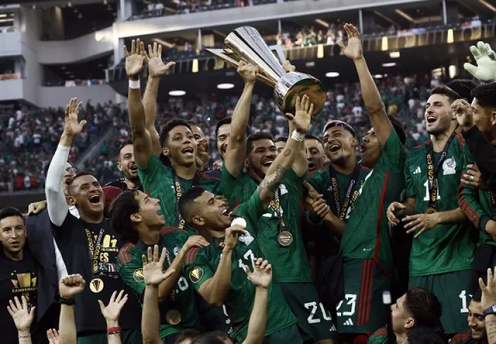 México levanta la Copa Oro en Los Ángeles. Foto: EFE